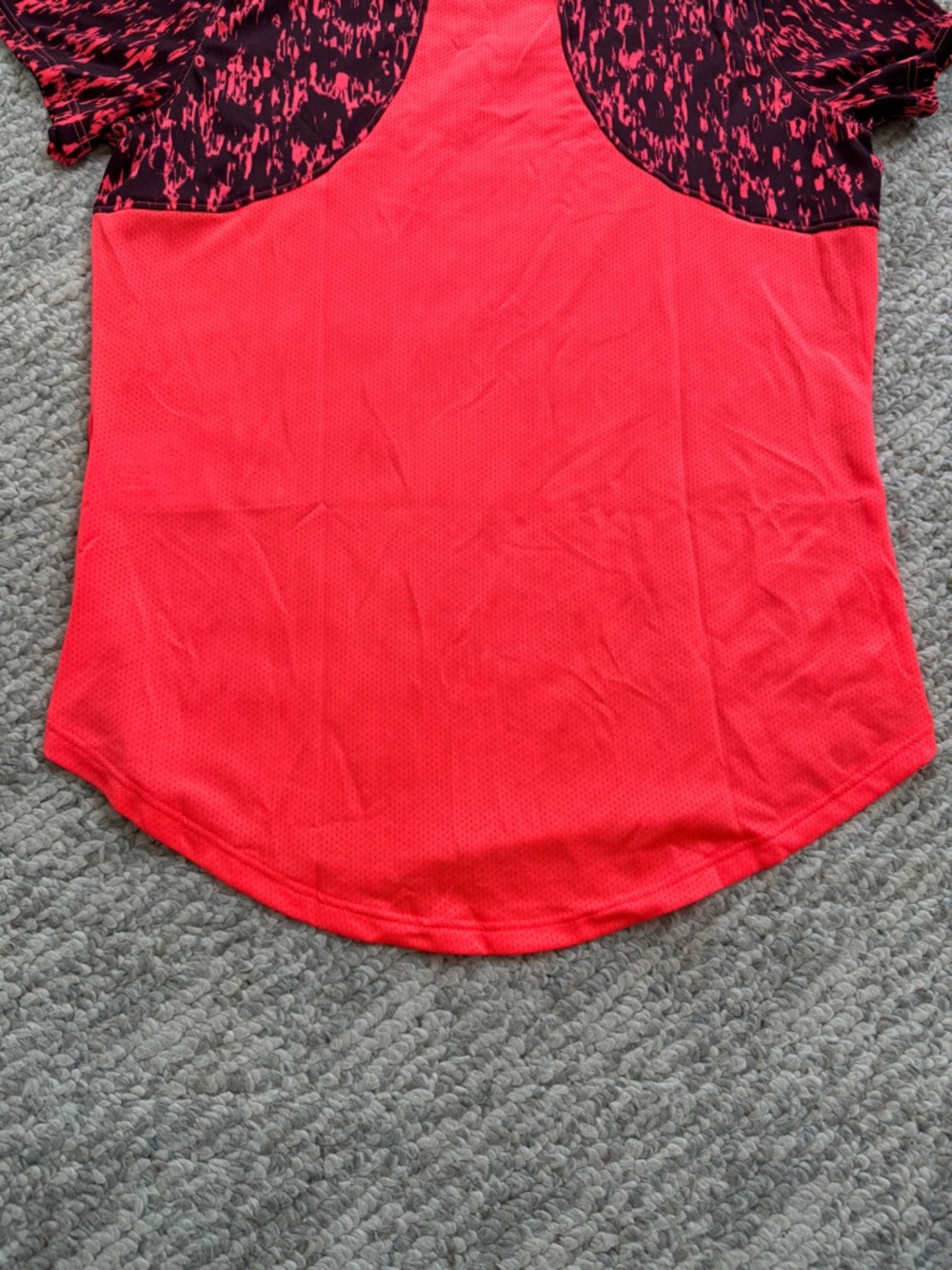 Under Armour Women’s Small HeatGear Athletic Top Red Black Print Shirt - Picture 9 of 13